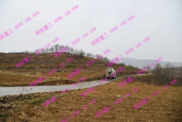 用小型攪拌車攪拌干料建設的鄉(xiāng)村公路